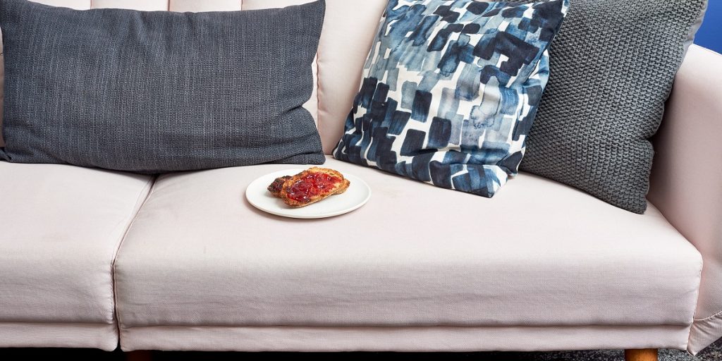 پاک کردن لکه روغن روی مبل با استفاده از نمک و الکل